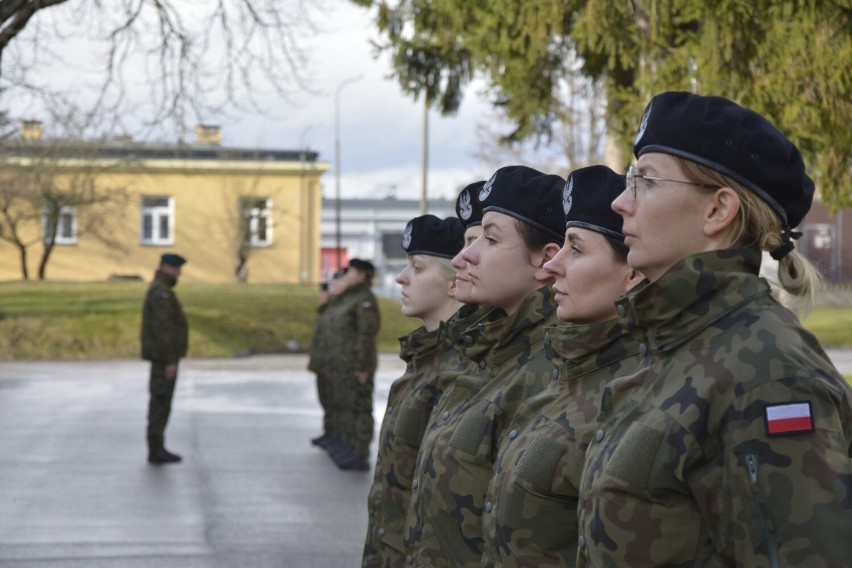 Szkolenie z musztry i survivalu żołnierzy dobrowolnej zasadniczej służby wojskowej w 1. Batalionie Czołgów w Żurawicy [ZDJĘCIA]