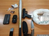 Ale wpadka na osiedlu KSM w Kielcach. W kontrolowanym aucie policjanci znaleźli proszek, susz, pistolet i kij bejsbolowy