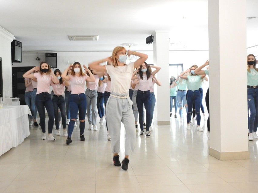 Miss Ziemi Łomżyńskiej 2021. Pierwsza próba choreograficzna finalistek [zdjęcia]