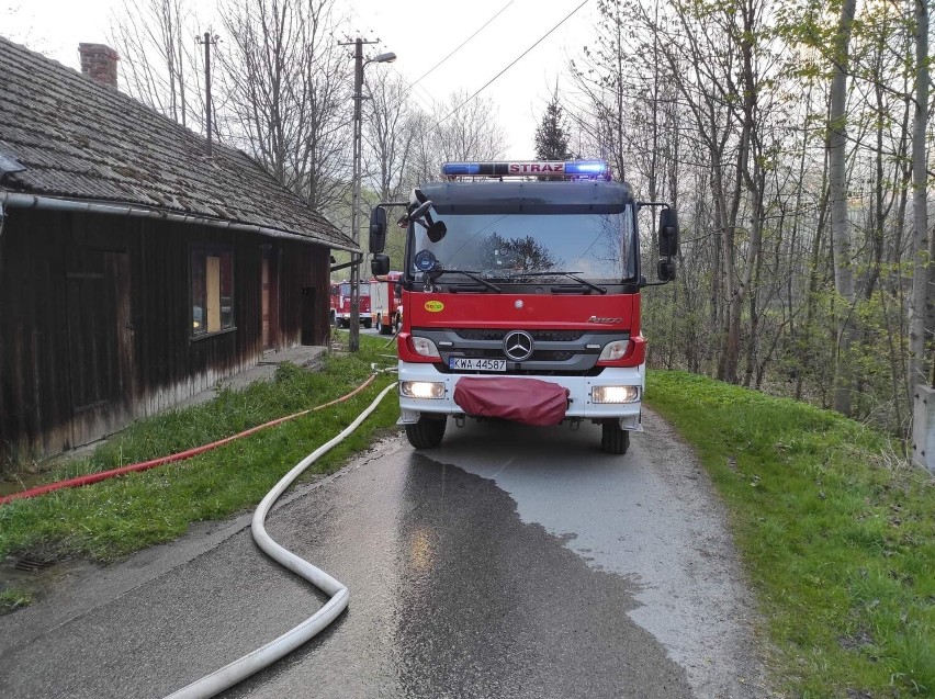 3.05. 2022. Pożar drewnianego domu w Ponikwi k. Wadowic.