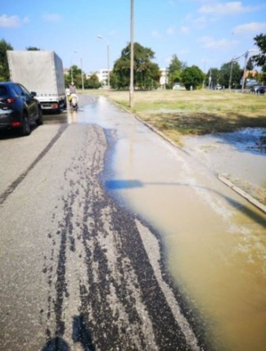 Awaria wodociągu w Bydgoszczy. Pękła rura, woda leje się na ulicę. Mogą być problemy z dostępem do wody [zdjęcia]