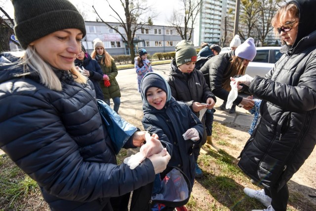 W sobotę 9.04.2022, grupa kilkudziesięciu uchodźców z Ukrainy posprzątała w Gdańsku Park Prezydenta Ronalda Reagana