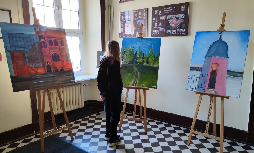 Młodzież z MDK prezentuje swoje obrazy. Wystawa w lęborskim starostwie