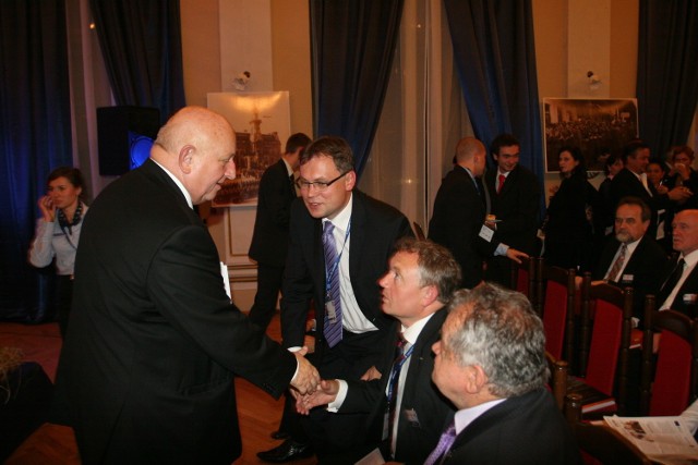Były premier Józef Oleksy w Nowym Sączu (z lewej) darzony był dużą czcią i sympatią polityków lokalnych. Od lewej sądeccy posłowie: Arkadiusz Mularczyk, Wiesław Janczyk oraz  Marian Cycoń