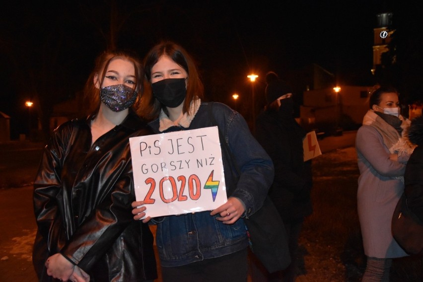 Manifestacja kobiet w Chodzieży. Skandowanie haseł i blokada ronda w czwartkowy wieczór [ZDJĘCIA]