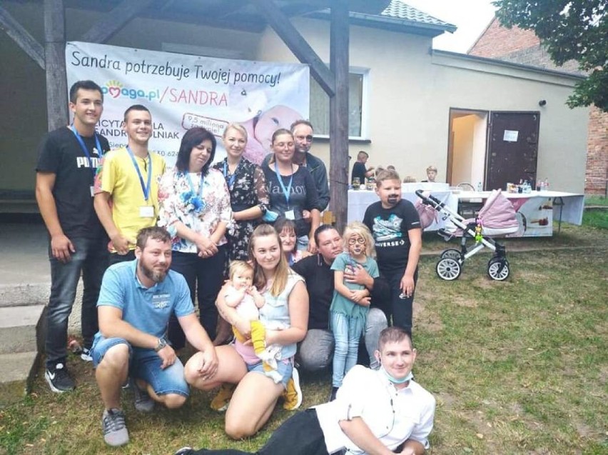 W sierpniu mieszkańcy Brudzewka zorganizowali festyn, z którego dochód również został przeznaczony na leczenie Sandry