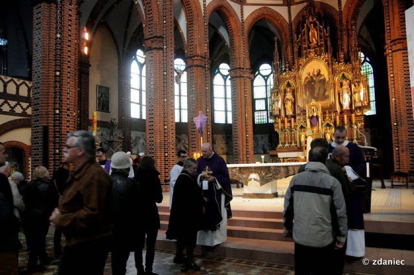 Droga Krzyżowa Gliwice 2014. Tłumy wiernych ruszyły ulicami miasta