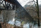 Najwyższy most wąskotorowy w Koronowie zamknięty. Unikatowy zabytek niszczeje