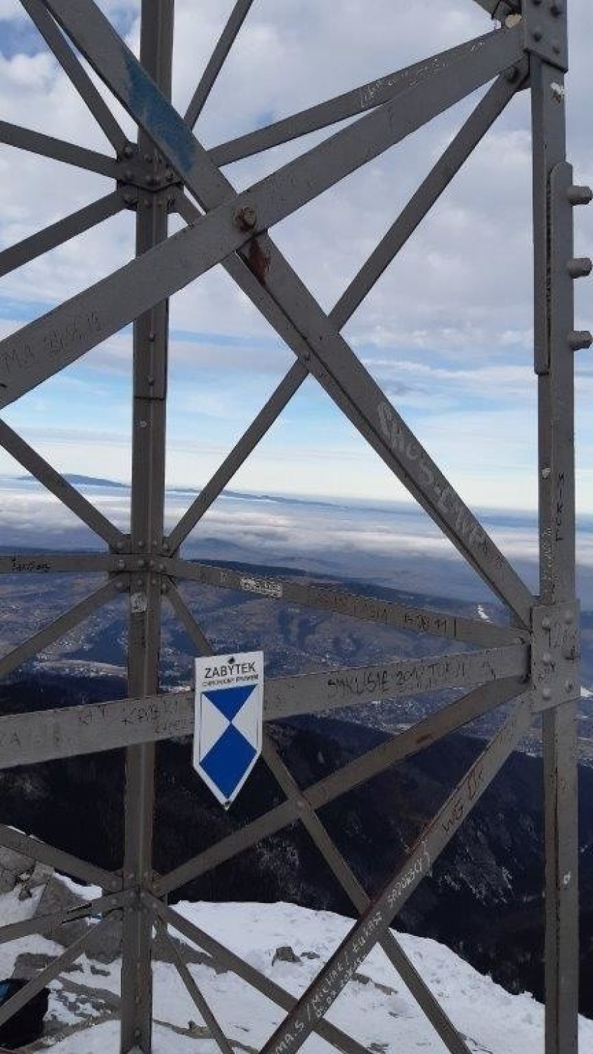 Tatry. Na krzyżu na Giewoncie pojawiła się błękitna tabliczka informująca, że to zabytek