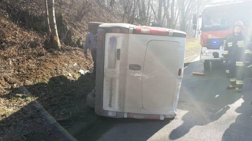 Nowy Sącz. Wypadek na ul. Tarnowskiej. Kierowca samochodu dostawczego zasnął za kierownicą [ZDJĘCIA]