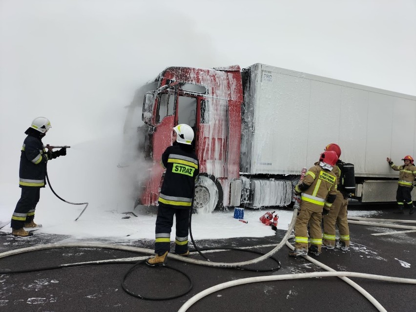 W Żyglądzie na drodze w ogniu stanął ciągnik siodłowy