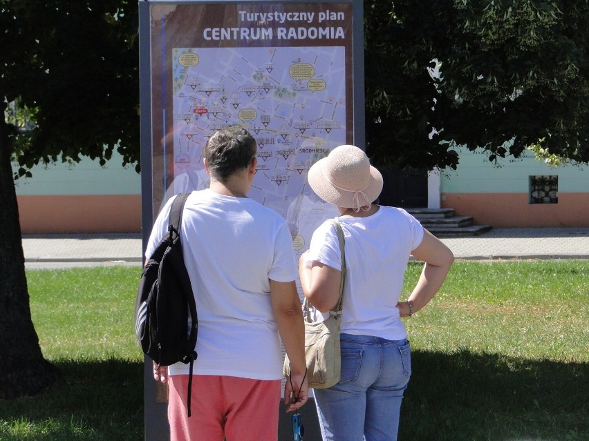 Słoneczna Niedziela na Rynku w Radomiu. Całe rodziny na pikniku poświęconym ekologii. W akcji Kompania Artystyczna Mozaika. Zobacz zdjęcia