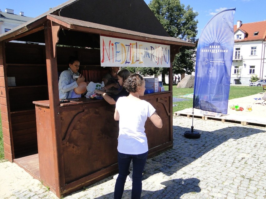 Słoneczna Niedziela na Rynku w Radomiu. Całe rodziny na pikniku poświęconym ekologii. W akcji Kompania Artystyczna Mozaika. Zobacz zdjęcia