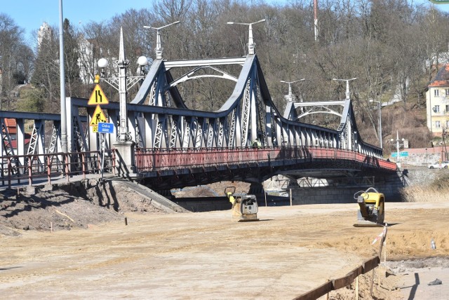 Zabezpieczenie przeciwpowodziowe oraz prace przy moście w Krośnie Odrzańskim. Oto najnowsze zdjęcia.