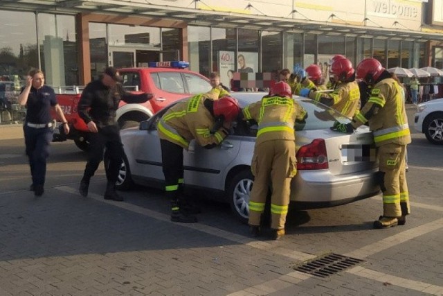 Strażacy z Rawicza uratowali zatrzaśnięte w samochodzie dziecko.