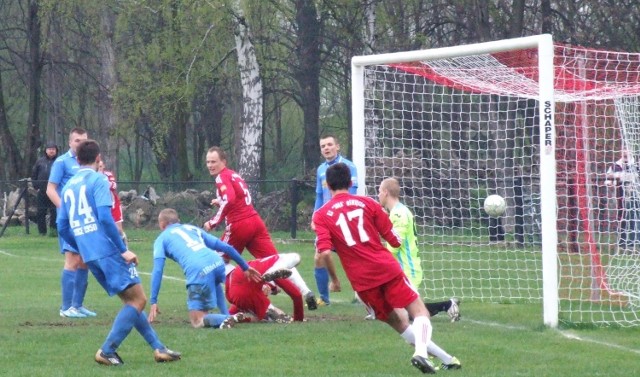 W takich okolicznościach Rafał Skrzypek zdobył trzecią bramkę dla Soły. W szlagierze kolejki III ligi, rozegranym w Oświęcimiu, gospodarze łatwo pokonali Hutnika Nowa Huta 4:1.