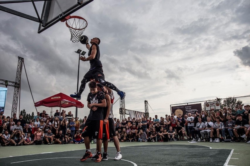 Leszno. Dawid Mazur lata nad koszem. Kontuzja pokrzyżowała jego karierę. Czy „emerytowany” dunker powróci na arenę koszykarską? ZDJĘCIA