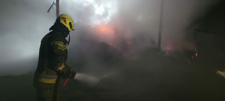 Pożar budynków gospodarczych w Kłudzicach. Duże straty, akcja ratownicza trwała kilka godzin ZDJĘCIA