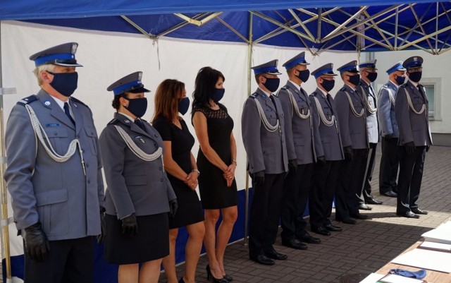 Uroczysta zbiórka z okazji powiatowych obchodów Święta Policji w Koszalinie odbyła się w piątek, 17 lipca, na dziedzińcu koszalińskiej komendy.