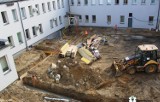 Oświęcim. Budowa nowego centrum diagnostycznego w szpitalu powiatowym "wychodzi z ziemi". Obiekt ma być gotowy do marca 2023 r. ZDJĘCIA