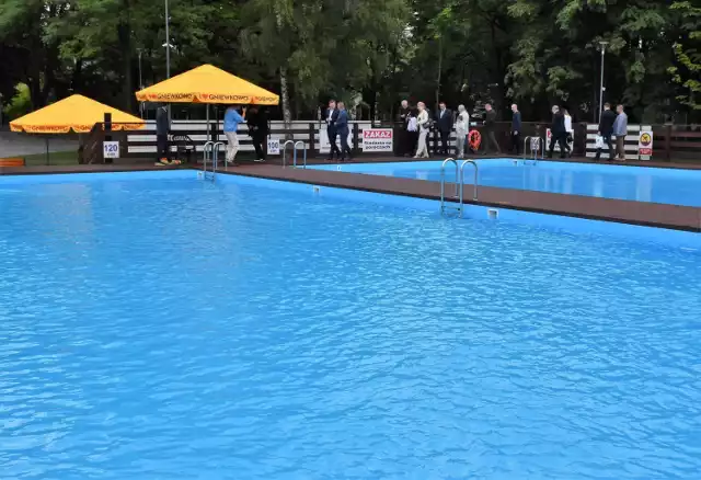 W letnie wakacje warto wybrać się do Gniewkowa, gdzie otwarto właśnie nowy kompleks basenów odkrytych. Znajduje się w Parku Wolności