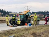 Wypadek na zakopiance. Traktor zderzył się z osobową hondą. Ciągnikowi odpadły koła 