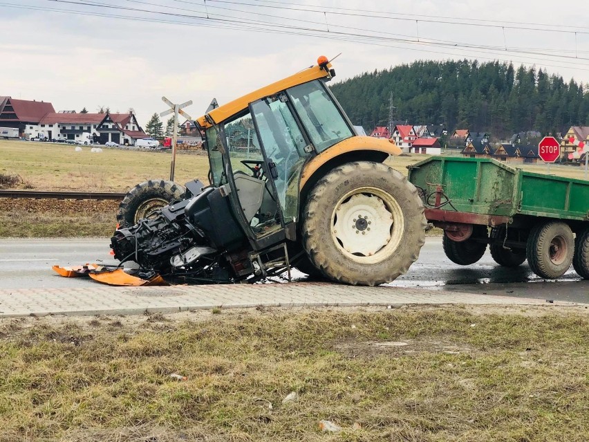 Wypadek na zakopiance. Traktor zderzył się z osobową hondą. Ciągnikowi odpadły koła 