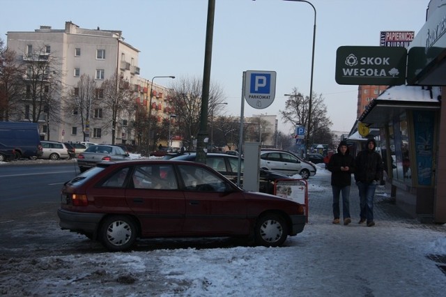 Ostatnio rozszerzono strefę płatnego parkowania na Al. 1 Maja