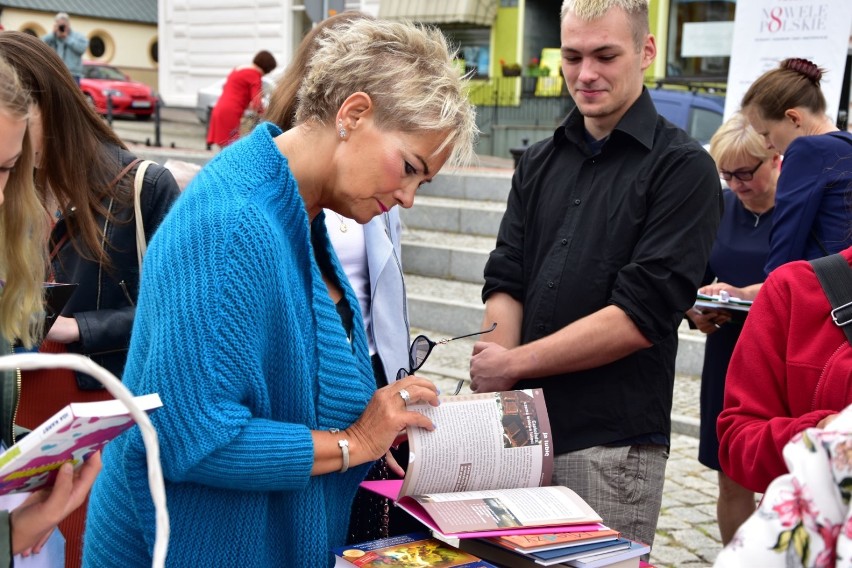 Człuchów. Narodowe Czytanie 2019. Polskie nowele zabrzmiały na rynku miejskim ZDJĘCIA WIDEO