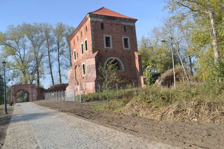 Otoczenie zamku w Gołańczy już nie straszy 