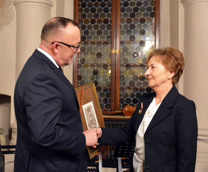 Zofia Kostka-Bieńkowska z jarosławskiego muzeum z odznaką „Zasłużony dla Kultury Polskiej”