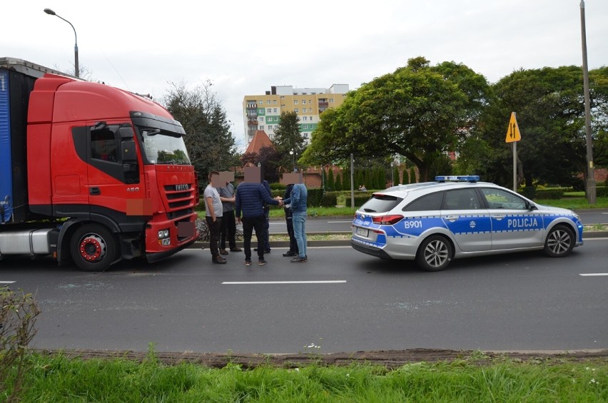 Kolizja przed różowym mostem w Głogowie. Ciężarówka uderzyła w tył volkswagena
