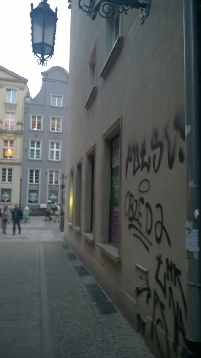 Problem graffiti występuje m.in. na ul. Kaletniczej, to wstyd przed turystami - mówi nasz Czytelnik z centrum Gdańska