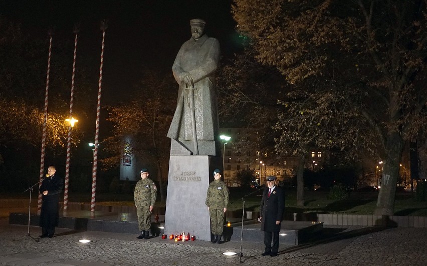 Capstrzyk pod pomnikiem Józefa Piłsudskiego w Łodzi [ZDJĘCIA]