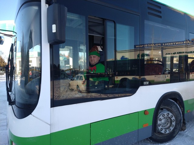 Pan Radosław w przebraniu elfa za kierownicą autobusu w Szczecinku