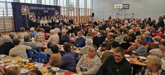 Dzień Babci i Dziadka w Szkole Podstawowej w Witoni. Dzieci przygotowały piękny program artystyczny --> ZDJĘCIA