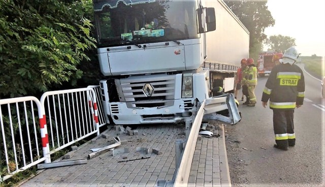 W Witanowicach, w gminie Tomice, ciężarówka ścięła przydrożne barierki