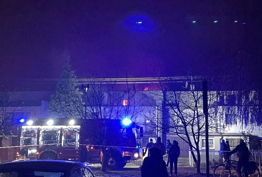 Pożar budynku mieszkalnego w Pniewach. Kilkanaście zastępów strażaków w akcji [ZDJĘCIA]
