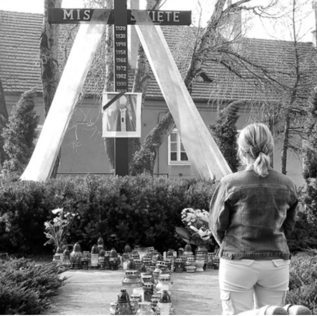 Krzyż ze zniczy pod krzyżem misyjnym z wizerunkiem Jana Pawła II przed kościołem WNMP w Wodzisławiu Śl.