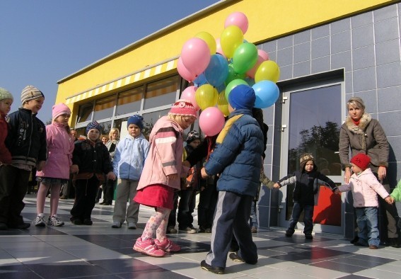 Dzieci wypuściły balony na otwarcie przedszkola