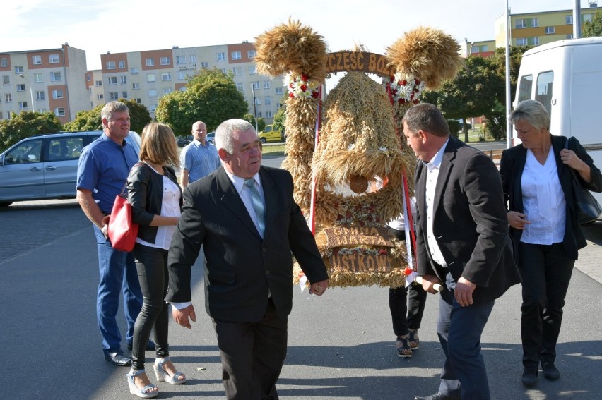 IX Sieradzki Jarmark Powiatowy. Msza i przemarsz dożynkowy