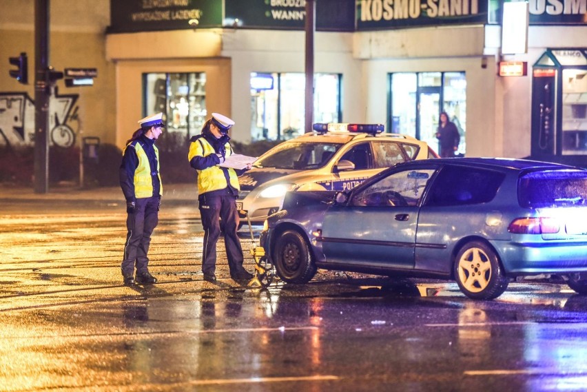 Wypadek w Bydgoszczy. Dwa auta zderzyły się koło Multikina [zdjęcia]