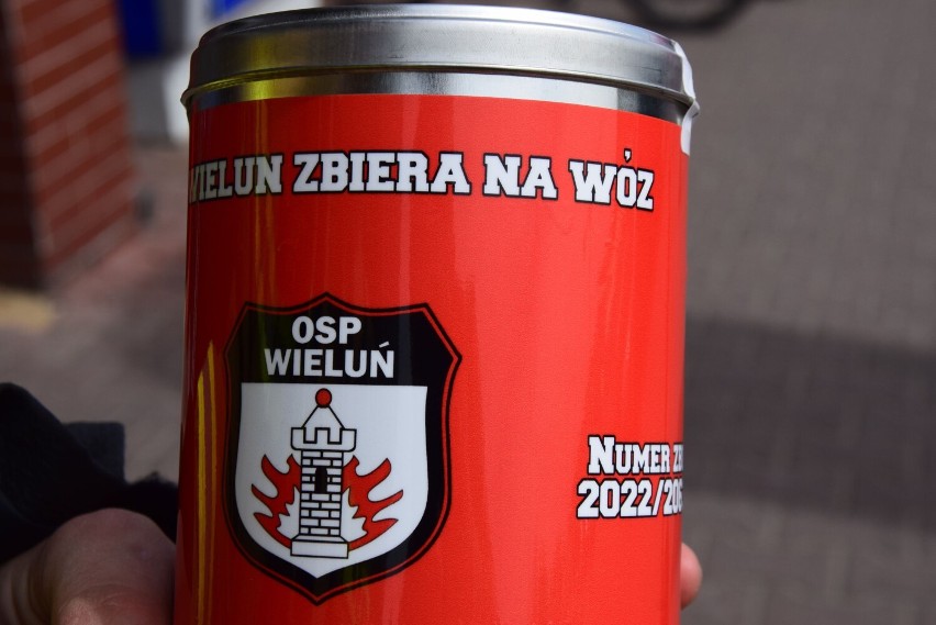 Nowy samochód bojowy dla OSP Wieluń. Strażacy kwestują z puszkami, mieszkańcy chętnie wrzucają pieniądze FOTO