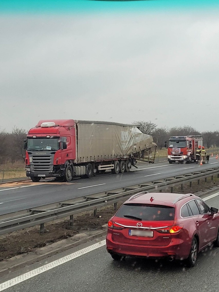 Utrudnienia na autostradzie A4. Ciężarówka uderzyła w bariery