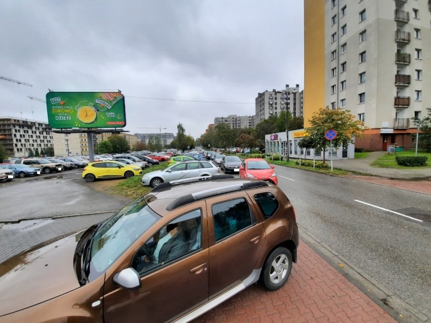 Kolejka do punktu drive-thru na osiedlu Paderewskiego