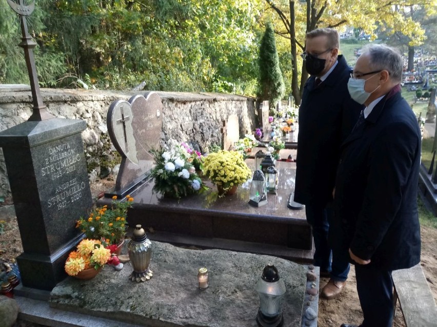 Wszystkich Świętych 2020. Groby znanych ludzi na cmentarzu w Suwałkach [Zdjęcia]