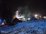 Gmina Andrychów. Nocny pożar w ośrodku narciarskim Czarny Groń w Rzykach Praciakach. W ogniu stanęła wypożyczalnia nart [ZDJĘCIA]