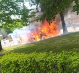 Pożar w Kluczach. Na ul. Zawierciańskiej stanął w ogniu bus osobowy. Pojazd spłonął doszczętnie [ZDJĘCIA]