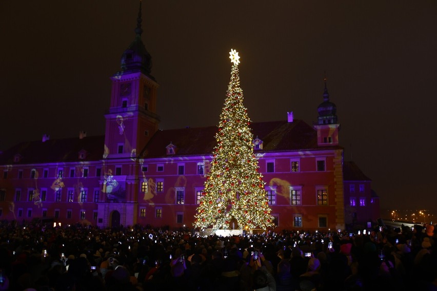 Zapalenie choinki w Warszawie 2022. Prezydent Trzaskowski osobiście uruchomił największe drzewko w mieście