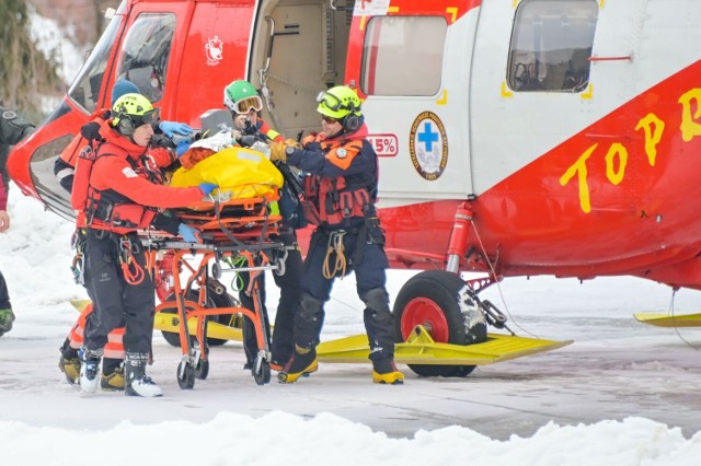 Ratownicy TOPR przetransportowali rannego turystę do szpitala w Zakopanem